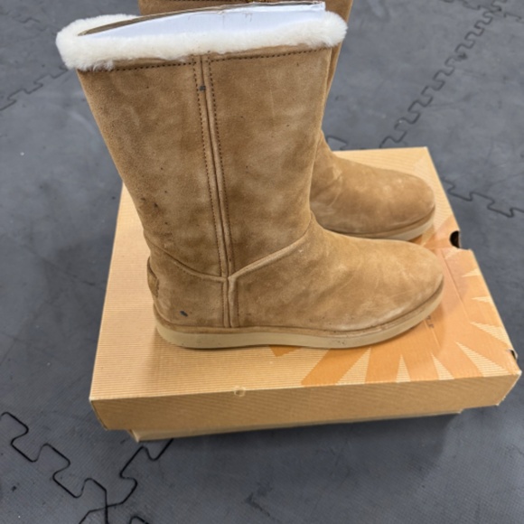 Brand New, Never Worn - UGG Women's Classic Short BLVD - Picture 7 of 7